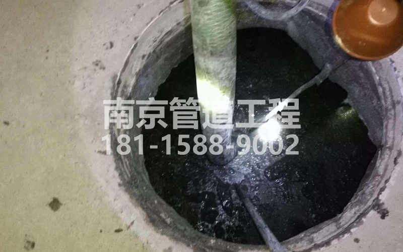 216吉祥村清理化粪池