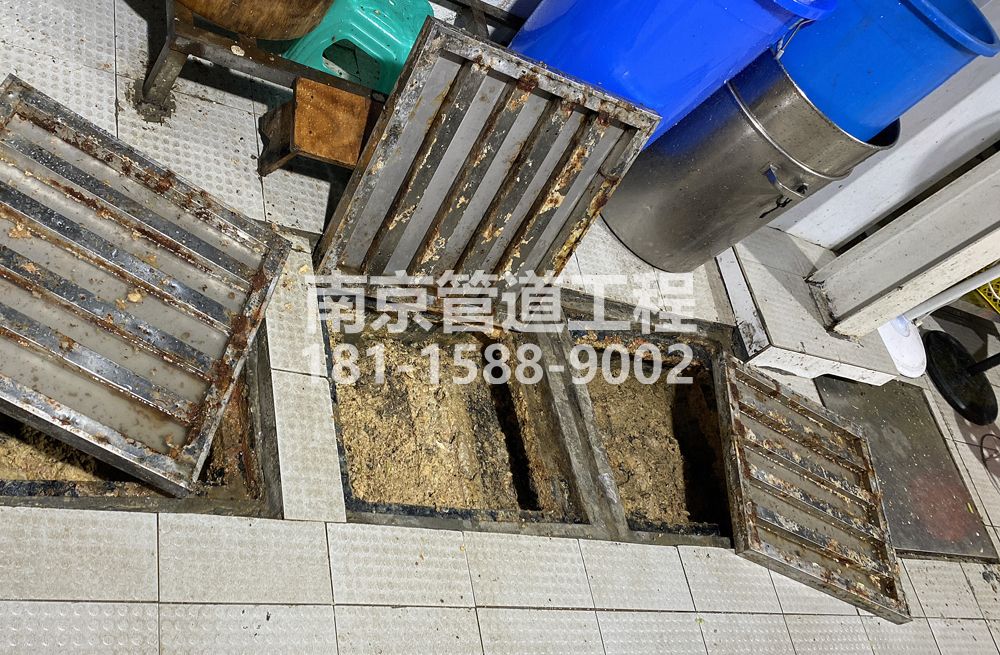 278吉祥村城管中队食堂隔油池清理